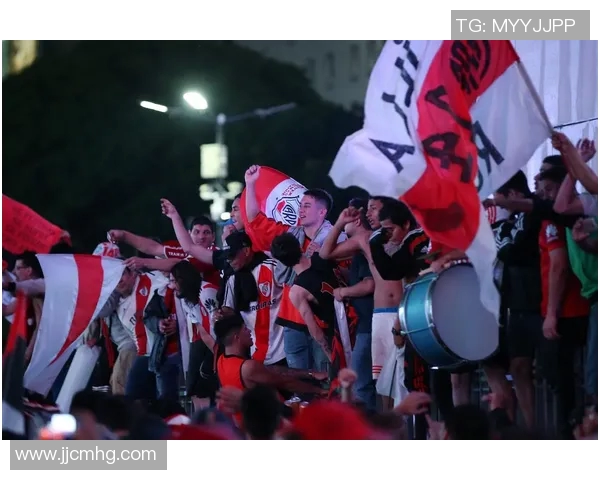 河床队与利加大学的激烈对决揭示足球战术与球队实力的较量 河床队与利加大学的激烈对决揭示足球战术与球队实力的较量